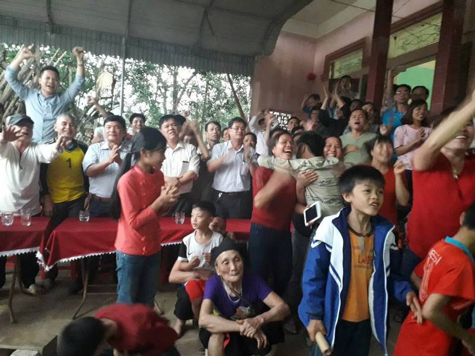 Hơn 2 giờ “nghẹt thở” tại gia đình thủ thành Bùi Tiến Dũng - 8 Niềm vui nối tiếp niềm vui...