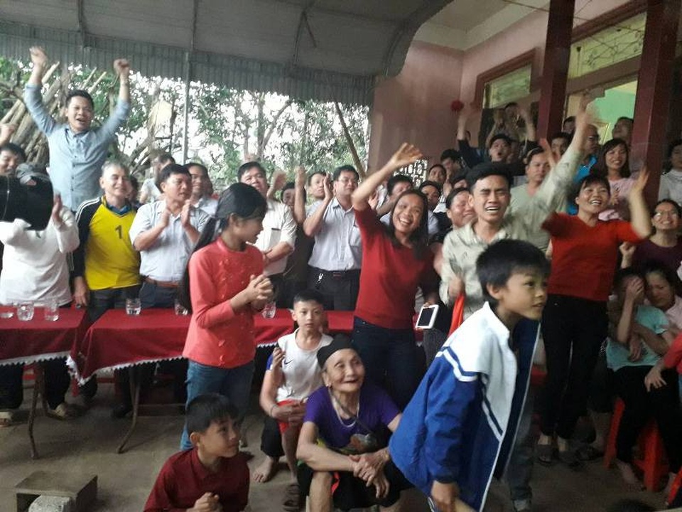 Hơn 2 giờ “nghẹt thở” tại gia đình thủ thành Bùi Tiến Dũng - 7
Niềm vui vỡ òa mỗi khi cầu thủ Việt Nam sút thành công trong loạt đá luân lưu