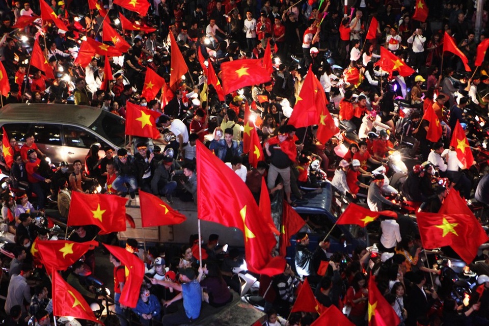 Màn ăn mừng bùng nổ ở hồ Gươm sau khi U23 Việt Nam vào chung kết - 16
Càng về đêm, lượng người đổ về hồ Gươm càng đông, bầu không khí càng thêm cuồng nhiệt.