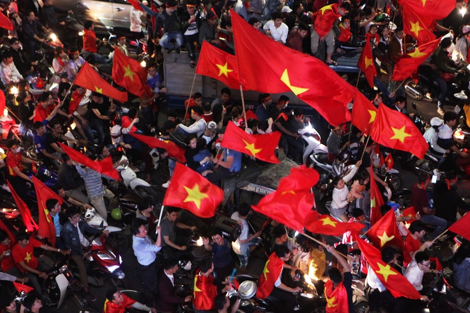 Màn ăn mừng bùng nổ ở hồ Gươm sau khi U23 Việt Nam vào chung kết - 15 Màn ăn mừng bùng nổ ở hồ Gươm sau khi U23 Việt Nam vào chung kết - 15