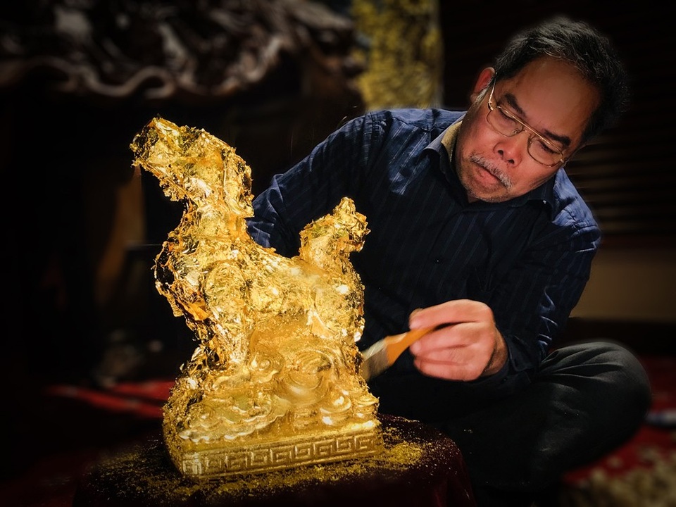 Kỳ Linh Mậu Tuất 2018 là "Linh vật hóa thân" - 5 Bộ tác phẩm quà tặng cao cấp là sự kết hợp của các nghệ nhân tại hai làng nghề truyền thống là làng gốm Bát Tràng và làng dát vàng Kiêu Kỵ.