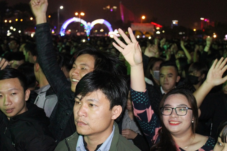 Biển người đếm ngược chào đón năm mới 2018 ở Đà Nẵng - 3 Các bạn trẻ náo nức chờ đếm ngược chào đón năm mới