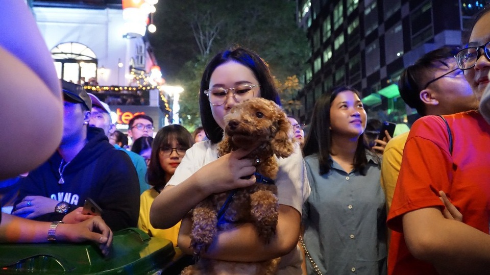 “Bình thường giờ này nó ngủ mất tiêu. Hôm nay, bọn em ra đây chơi nó sủa quá chừng, đòi theo. Chắc nó biết năm 2018 cầm tinh nó nên ra đây chào năm mới…”, một bạn nhận là chủ nhân của chú cún cười chia sẻ.