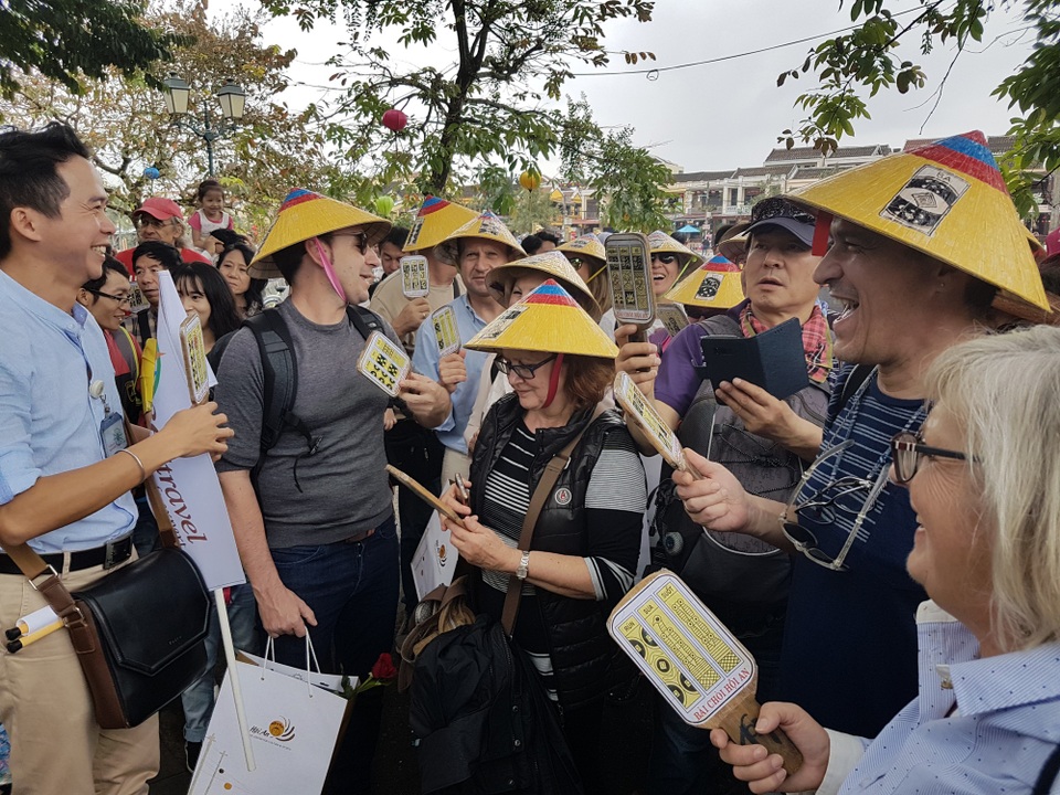 Hội An chào đón đoàn khách “xông đất” năm mới - 3 Đoàn du khách Tây Ban Nha cùng tham gia chơi hô hát bài chòi ở Hội An