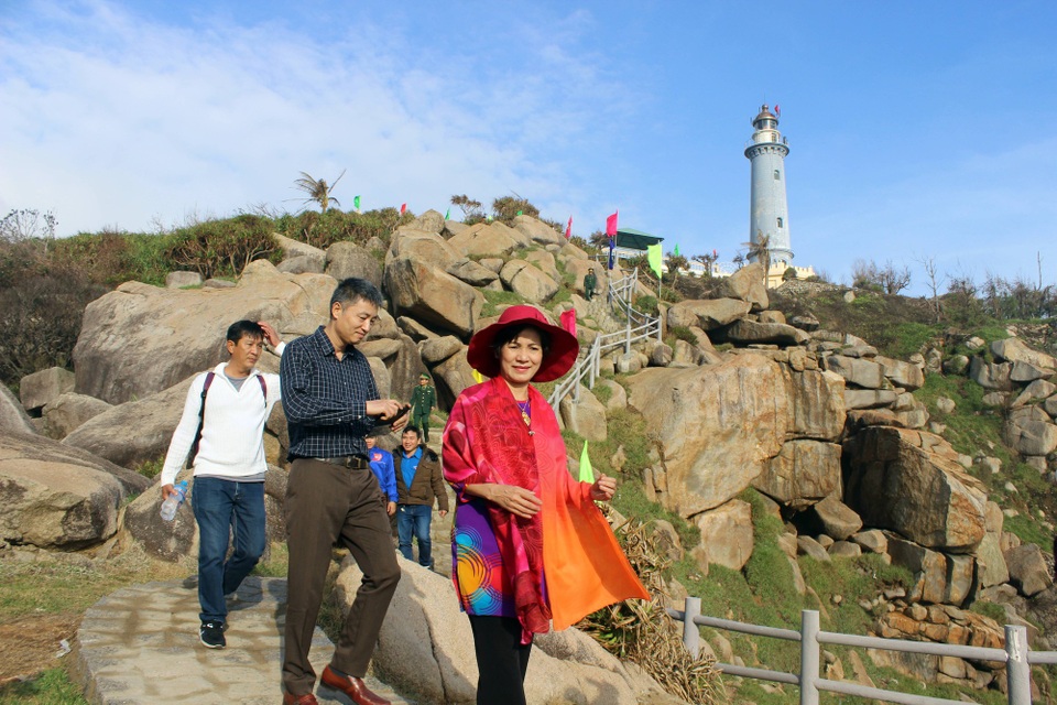 Hàng ngàn người tham gia lễ chào cờ đầu năm tại điểm cực Đông trên đất liền - 2 Sáng ngày 1/1/2018 hàng ngàn lượt khách đã về tham dự lễ chào cờ đầu năm mới.