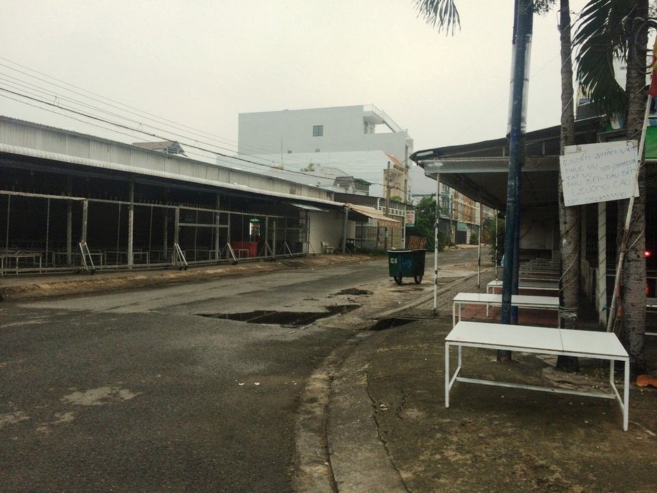 Hầu hết các tuyến đường giao với đường 3 tháng 2 có chỉ giới xây dựng từ 7 -11m, thế nhưng các hàng quán chiếm hết phần vỉa hè bắt bàn ghế bán thức ăn