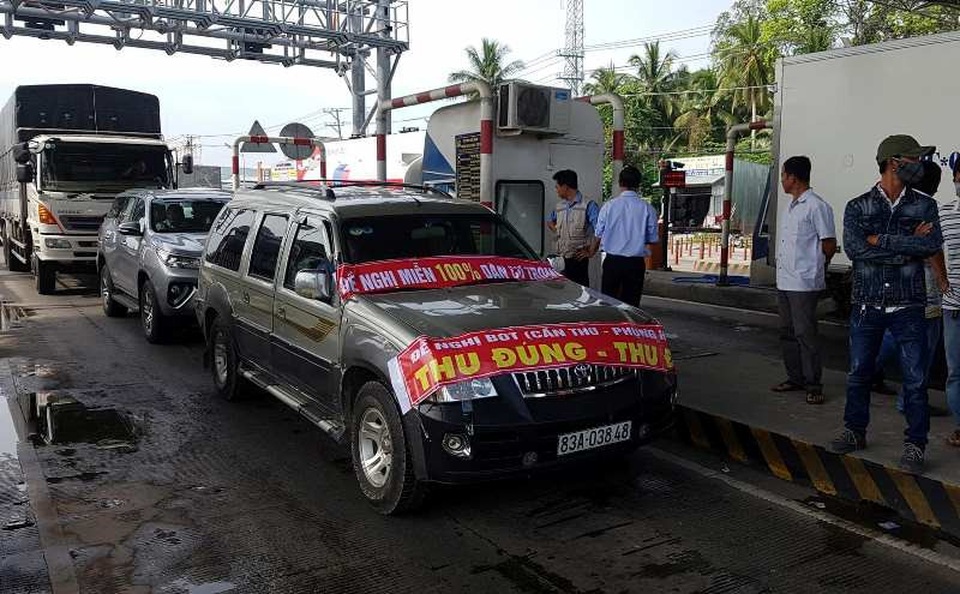 BOT Cần Thơ - Phụng Hiệp đang kẹt cứng - 2
Rất đông người tụ tập tại khu vực làn thu phí trong tiếng còi inh ỏi của tài xế