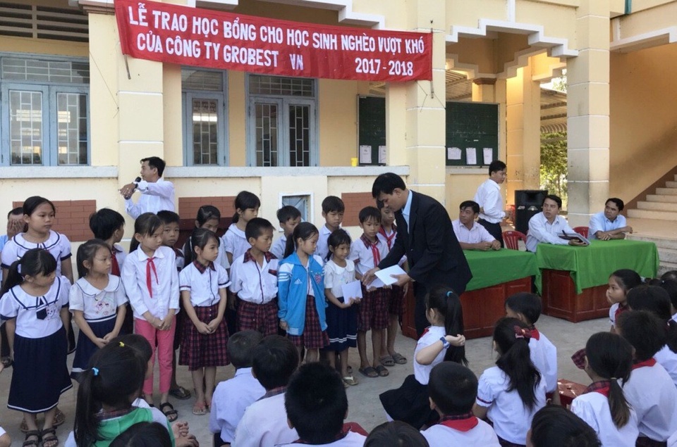 Grobest Việt Nam trao 100 suất học bổng đến học sinh nghèo Đồng Tháp - 1
Ngày 7/01, đại diện công ty Grobest Việt Nam cùng báo Dân trí đến trao 25 suất học bổng cho các em học sinh trường tiểu học Phú Thọ A, huyện Tam Nông, tỉnh Đồng Tháp