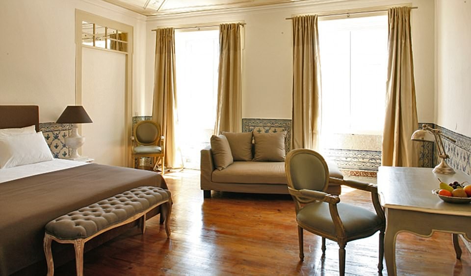 
Cánh săn tin đã thấy Madonna chuyển tới đây sống cùng vệ sỹ và còn thấy vệ sỹ tới trường học đón một con gái nuôi của Madonna về nhà
