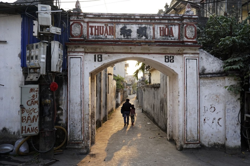 Thông điệp đặc biệt trên những cổng làng ngoại thành Hà Nội - 3
Cổng làng với dòng chữ thuận hòa thuộc xã Thụy Hương (huyện Chương Mỹ, Hà Nội). Theo quan niệm truyền thống, cổng làng được xem là hồn cốt, biểu tượng cho nếp sống của người dân, vì thế những cái tên hướng đến điều tốt đẹp đã được khắc lên.