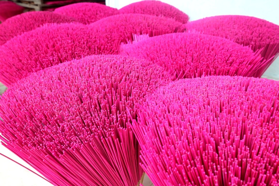 Một phần của tăm hương được nhúng vào sơn đỏ để tăng độ bền dẻo và cứng. Sau đó tăm hương được bó lại và đem phơi khô. Thông thường vào vụ Tết, các hộ thường sản xuất tăng 2-3 lần ngày thường