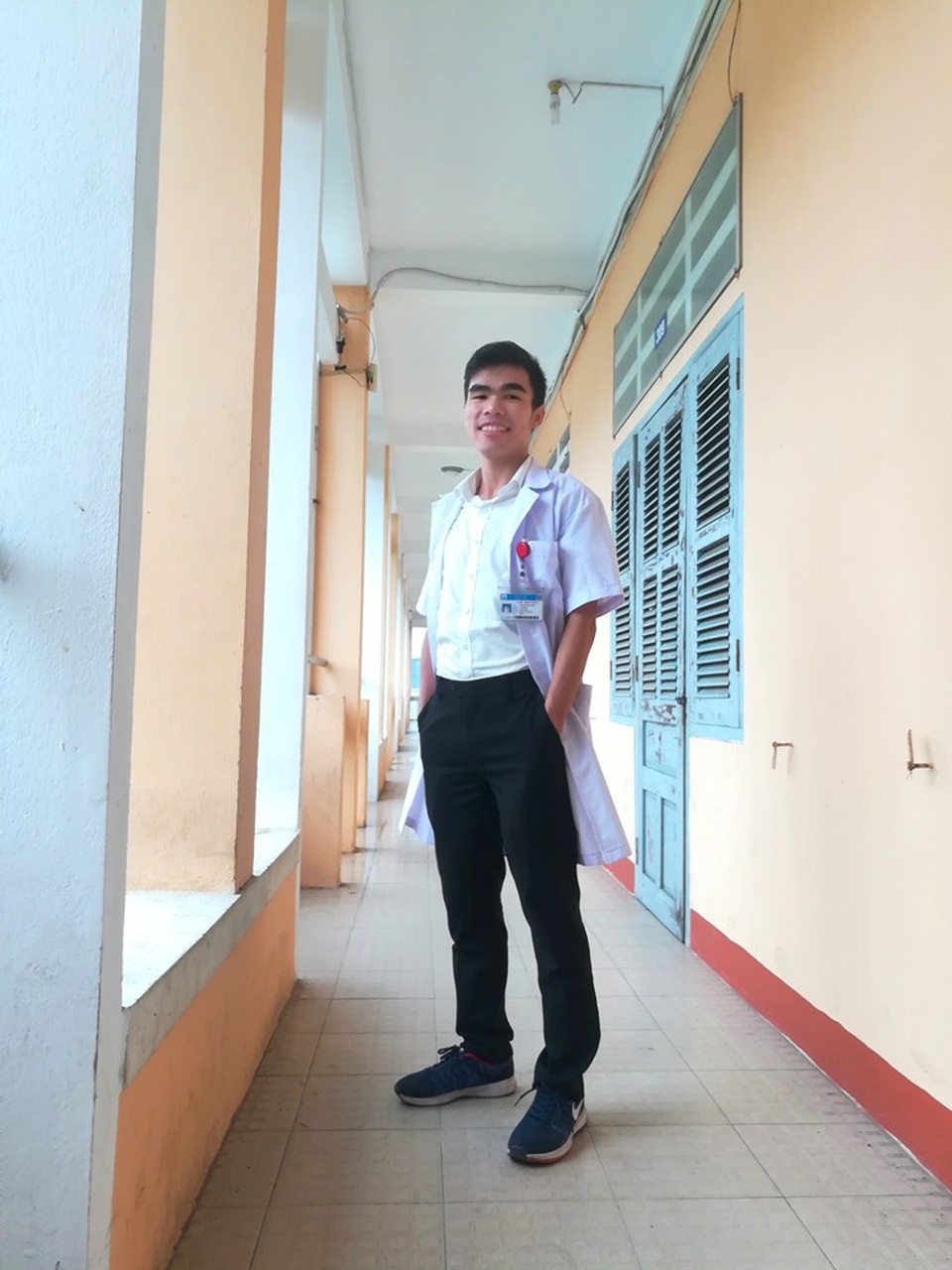 Mê màu áo blouse trắng và ước mơ trở thành bác sĩ từ thưở bé, Viễn nổ lực vượt lên hoàn cảnh gia đình khó khăn để luôn học tập thật giỏi.