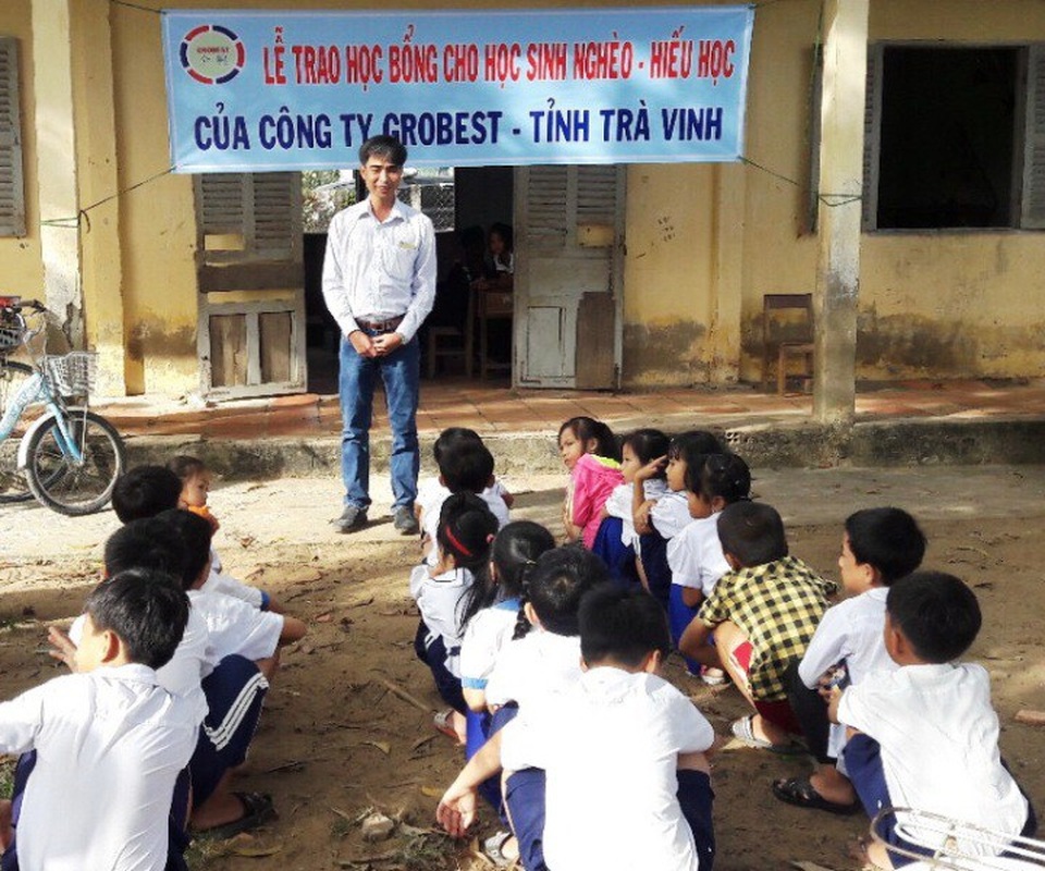 Grobest Việt Nam trao 160 suất học bổng đến các em học sinh nghèo tỉnh Trà Vinh - 1 ông Nguyễn Đức Học – Trưởng khu vực công ty Grobest tỉnh Trà Vinh đang trao đổi với các em học sinh trường tiểu học Vinh Kim