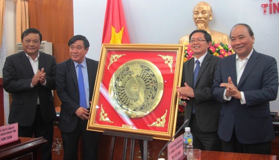 Phát triển cảng biển, du lịch - Trái tim của nền kinh tế Bình Định - 3 Thủ tướng Nguyễn Xuân Phúc trao tranh lưu niệm cho tỉnh Bình Định.