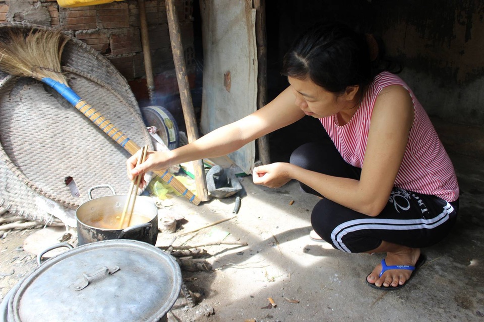 Không tiền phẫu thuật, bé 8 tuổi khổ sở với bàn chân chỉ còn... một ngón - 2 Chị Hằng bị căn bệnh tim bẩm sinh nên chỉ làm được những công việc nhà