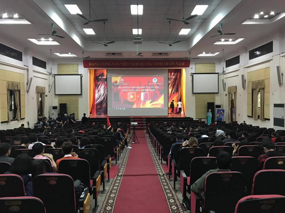 Nóng bừng hội trường, sinh viên nồng nhiệt cổ vũ đội bóng U23 Việt Nam - Qatar - 17
Hội trường ĐH Kinh tế quốc dân sẵn sàng cho sinh viên xem bóng đá