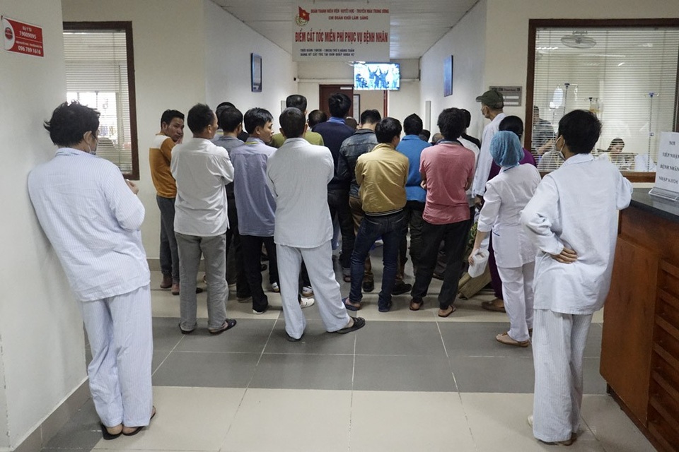 Quên đau đớn, bệnh nhân cùng bác sĩ hết mình cổ vũ U23 Việt Nam - 5 Cảnh xem bóng đá bên ngoài hành lang, bên cạnh là các phòng bệnh với cửa kính được đóng kín bảo đảm sự yên tĩnh cho người bệnh không xem TV.