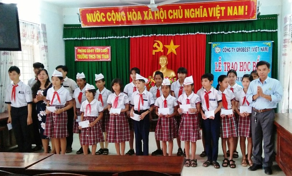 Grobest Việt Nam thắp sáng ước mơ học sinh nghèo miền đất võ - 3 Trước đó, đại diện Grobest Việt Nam đã trao 30 suất học bổng cho các học sinh Trường Tiểu học số 1 và THCS thị trấn Vân Canh (huyện Vân Canh).