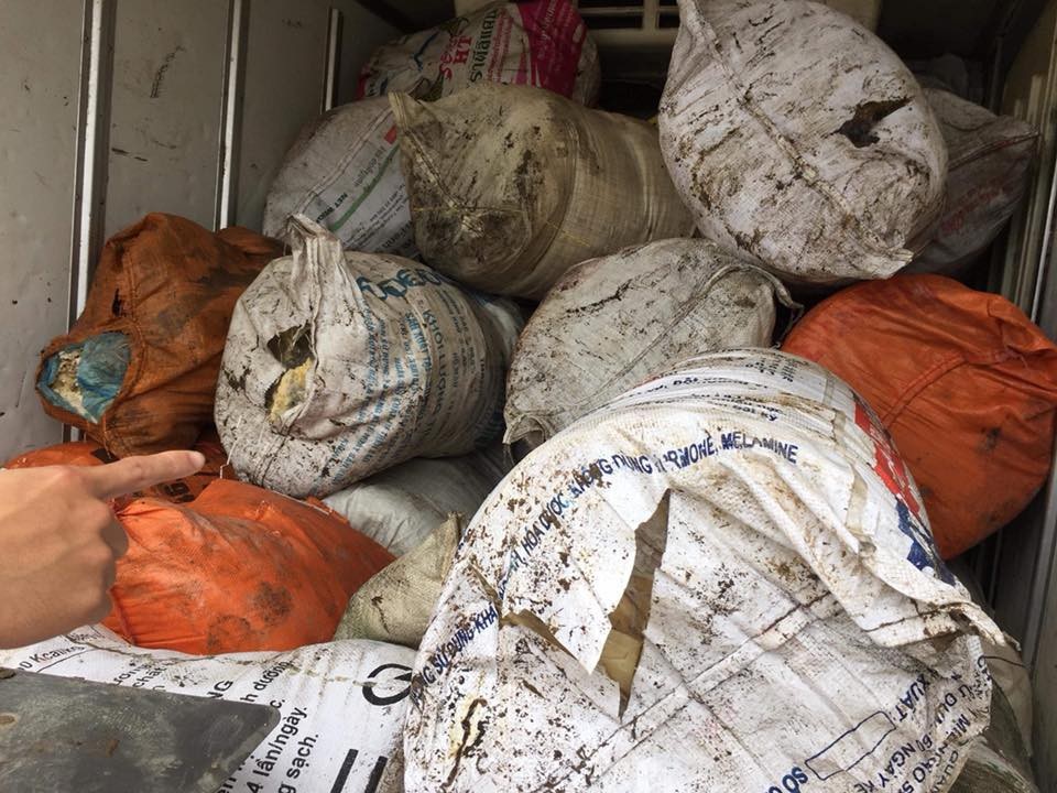 Toàn bộ lượng mỡ đã hư hỏng, bốc mùi hôi thối.