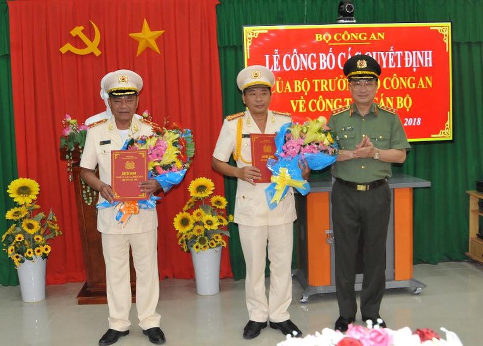 Vĩnh Long có giám đốc Công an mới - 1
Đại tá Nguyễn Văn Hiểu (giữa) được trao quyết định giữ chức Giám đốc Công an tỉnh Vĩnh Long