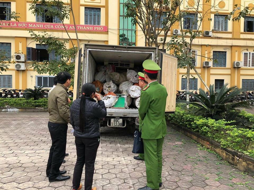 Lực lượng chức năng đưa chiếc xe cùng lượng mỡ bẩn về trụ sở để xử lý.