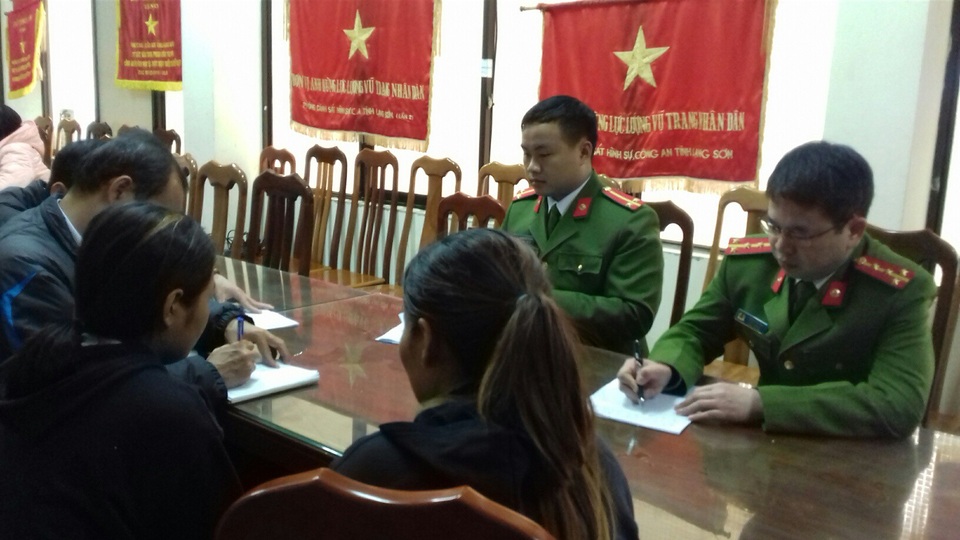 Giải cứu hai phụ nữ Campuchia suýt bị lừa bán sang Trung Quốc - 1 Công an tỉnh Lạng Sơn bàn giao hai cô gái trẻ suýt bị lừa bán sang Trung Quốc cho Đại sứ quán Campuchia