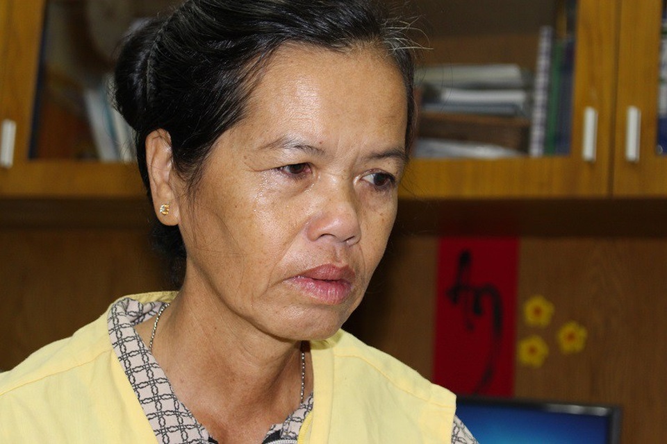 Sự sống mong manh của thanh niên nghèo bị thiêu sống - 3 Bà Phong đau đớn, bế tắc cầu mong sự giúp đỡ với hi vọng giữ lại sinh mạng cho con