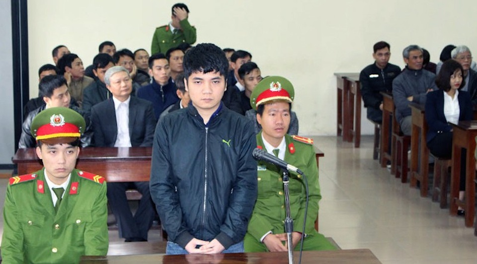 Nhân viên ngân hàng chiếm đoạt tiền quỹ hơn 1 tỷ đồng để chơi game - 1 Nguyễn Quang Đức trước vành móng ngựa (ảnh: Báo Hà Nam)