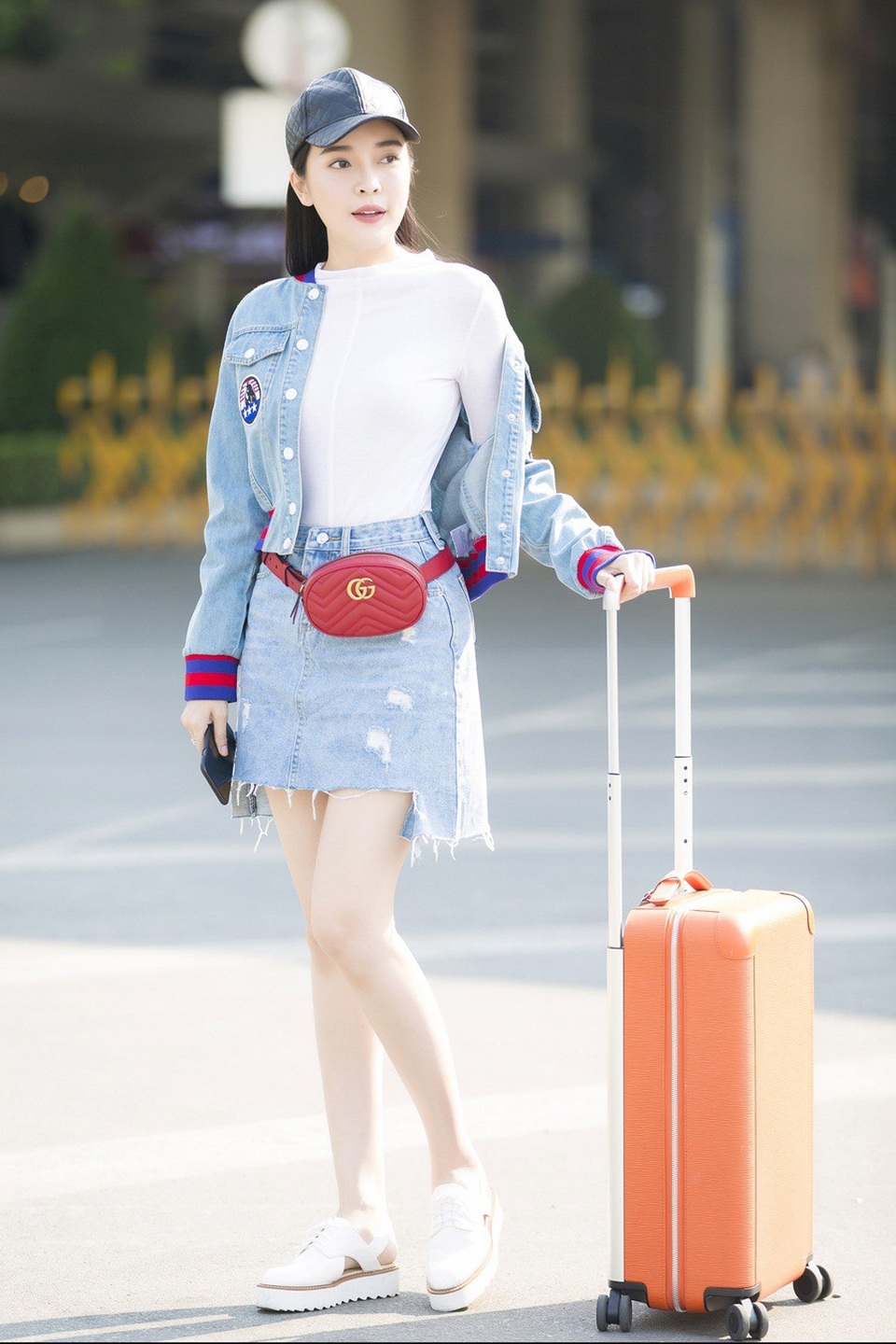 Cao Thái Hà trải lòng cú sốc bố mất sau thời gian dài chiến đấu với ung thư - 2 Trong những hình ảnh tại sân bay mới đây, Cao Thái Hà chọn phong cách trẻ trung, năng động.