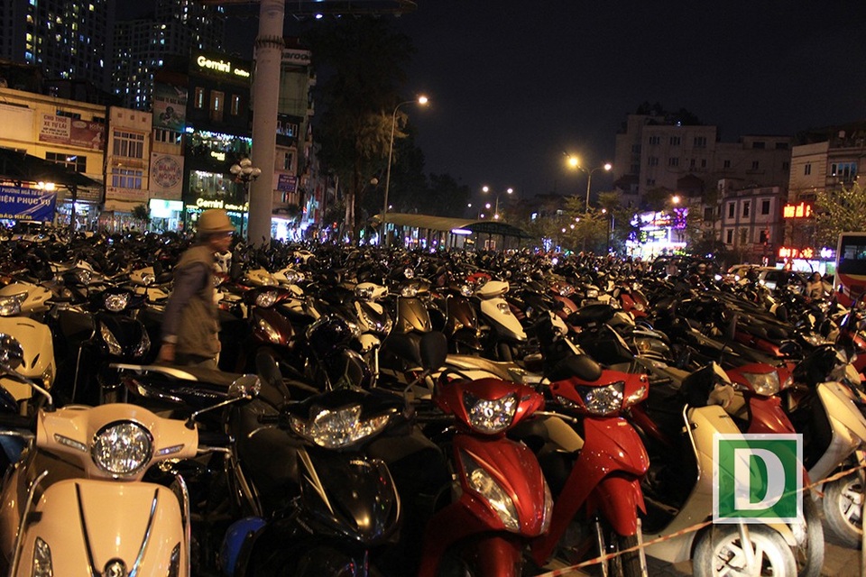 Một bãi gửi xe từ thiện mọc ngay ở khu vực Ngã tư sở trở nên trật cứng chưa từng có.