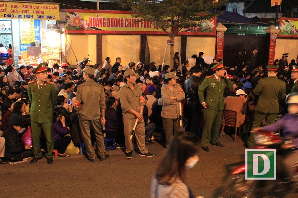 Biển người đổ về chùa Phúc Khánh, tràn kín đường để cầu an - 14