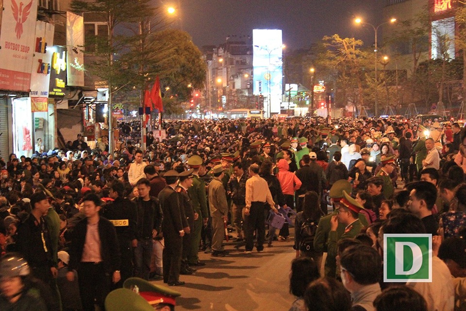 Biển người đổ về chùa Phúc Khánh, tràn kín đường để cầu an - 15