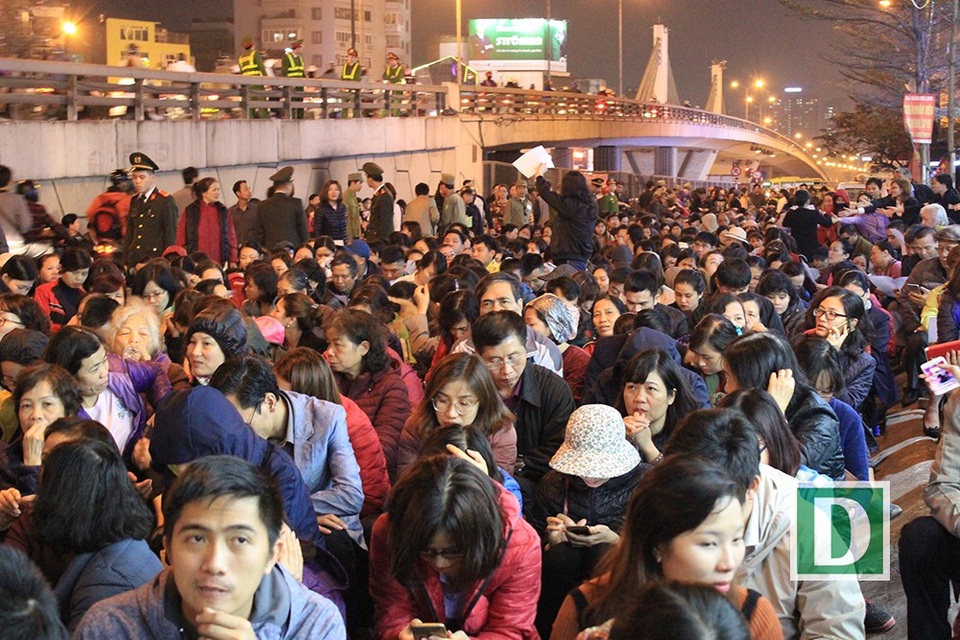 Biển người đổ về chùa Phúc Khánh, tràn kín đường để cầu an - 16