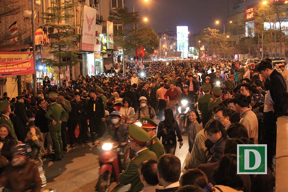 Đến khoảng 18h biển người đổ về chùa Phúc Khánh làm đoạn đường Tây Sơn, Ngã Tư Sở trở nên ùn ứ cục bộ, dòng xe qua đây chỉ đi được một lối theo hàng dọc.