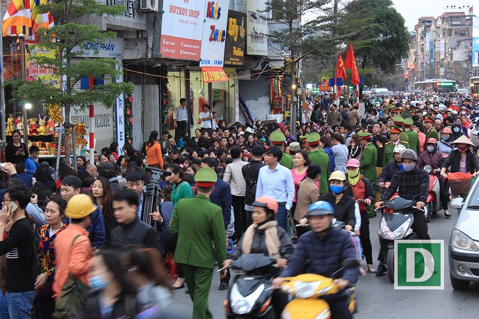 Đến 17h30 lưu lượng người đổ về chùa Phúc Khánh ngày một đông.