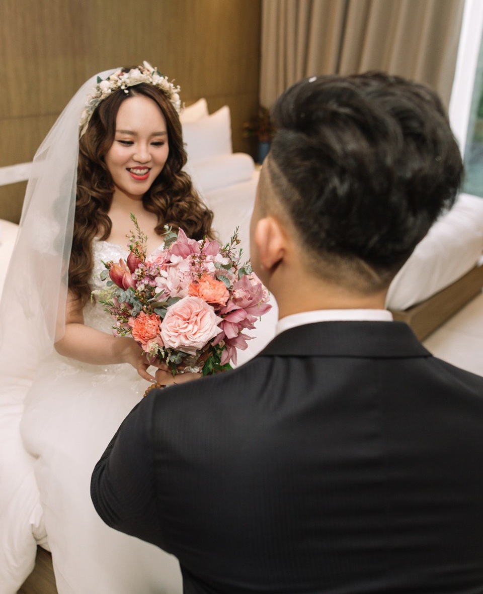 Đám cưới hơn 10 tỷ đồng của cặp đôi 9x Đài Loan tại Đà Nẵng - 18 Riêng về trang phục cưới, Jefl tiết lộ anh đã chuẩn bị 5 bộ váy cưới được đặt riêng từ những nhà thiết kế để dành tặng cho vợ mình.
