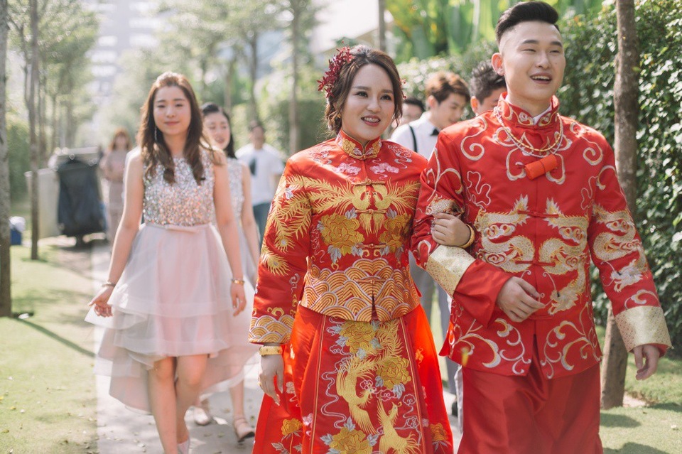 Đám cưới hơn 10 tỷ đồng của cặp đôi 9x Đài Loan tại Đà Nẵng - 21 Bộ váy truyền thống của Trung Hoa sử dụng loại vải lụa óng ánh, với những hình ảnh rồng phượng thêu nổi được những người thợ lành nghề thực hiện mất nhiều tuần lễ.
