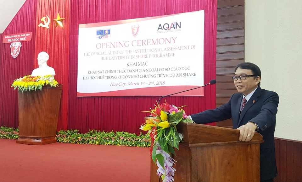 Đại học Huế tiến hành đánh giá ngoài theo chuẩn ASEAN - 3 PGS.TS. Nguyễn Quang Linh, Giám đốc Đại học Huế cho biết để tiếp cận với các chuẩn khu vực, chuẩn quốc tế thì việc tham gia đánh giá ngoài lần này là điều hết sức cần thiết