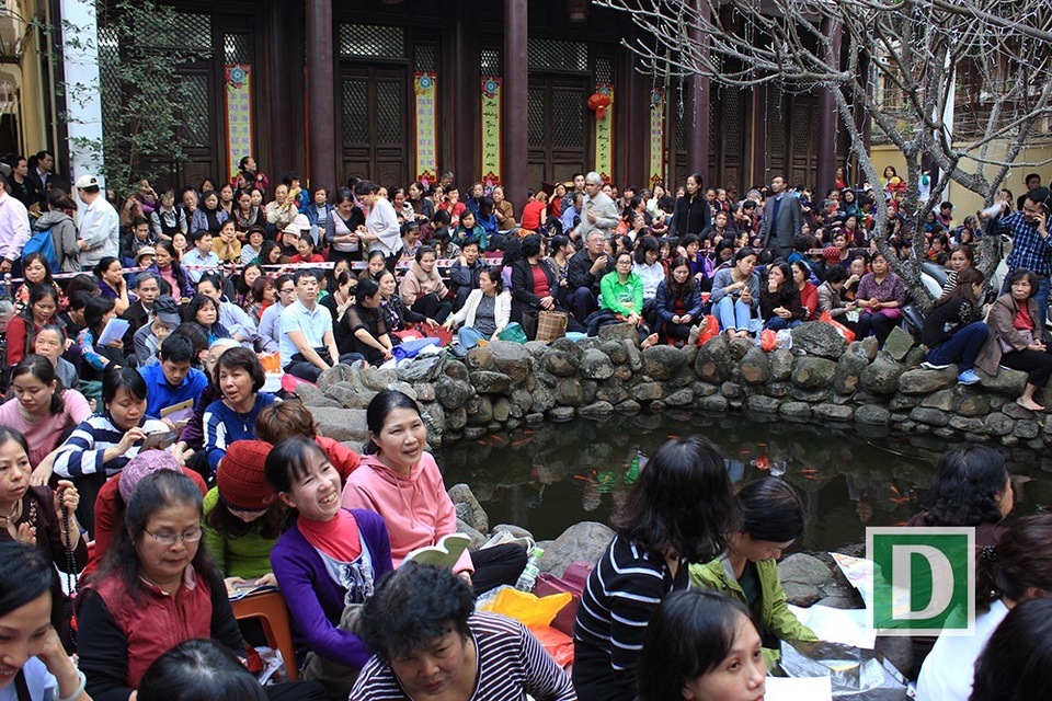 Biển người đổ về chùa Phúc Khánh, tràn kín đường để cầu an - 5