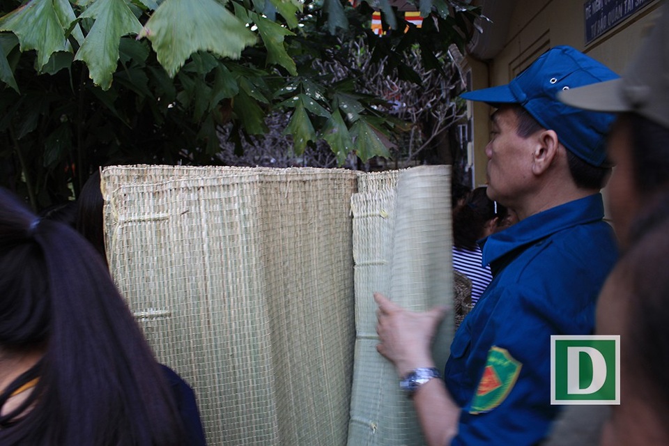 Nhà chùa đã phát chiếu cho người dân ngồi chờ đợi.