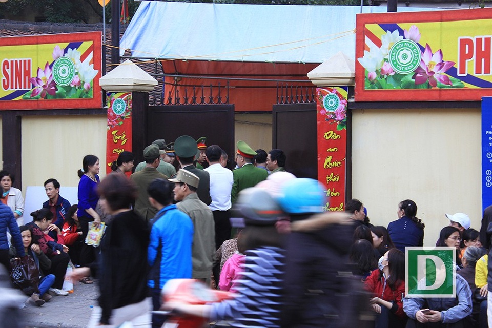 Đúng 17h cùng ngày, lực lượng công an phải đóng toàn bộ cửa vào chùa để tránh lượng người ồ ạt vào quá đông. Nhiều người dân đành đứng phía ngoài đường Tây Sơn chờ đợi đến giờ làm lễ.