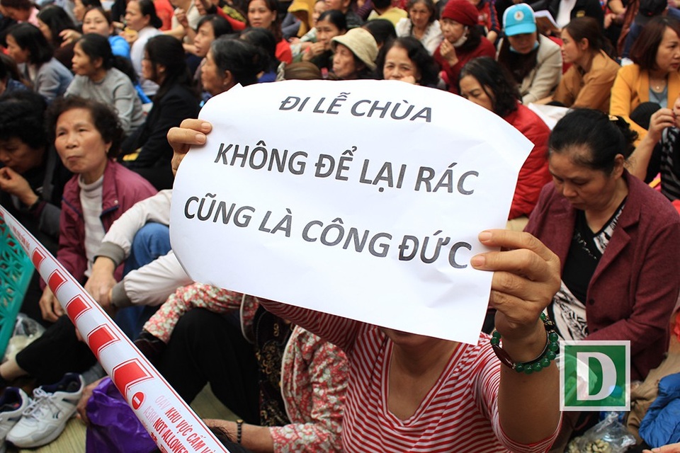 Chia sẻ với PV, cô Đào Lệ Thu (58 tuổi ở quận Cầu Giấy) cho biết năm nào cũng lui tới chùa Phúc Khánh này làm lễ cúng giải hạn. Nếu không “dính” sao xấu thì bà tới cầu bình an cho các thành viên trong gia đình. “Nhà tôi thường đăng ký cúng giải hạn sau Tết. Hàng tháng tôi vẫn ra chùa làm lễ nếu năm đó người trong gia đình có sao xấu chiếu mệnh”, cô Thu nói (Trên tay cô thu giữ tấm giấy Đi lễ chùa không để lại rác cũng là công đức để nhắc nhở mọi người về ý thức khi đi lễ chùa.