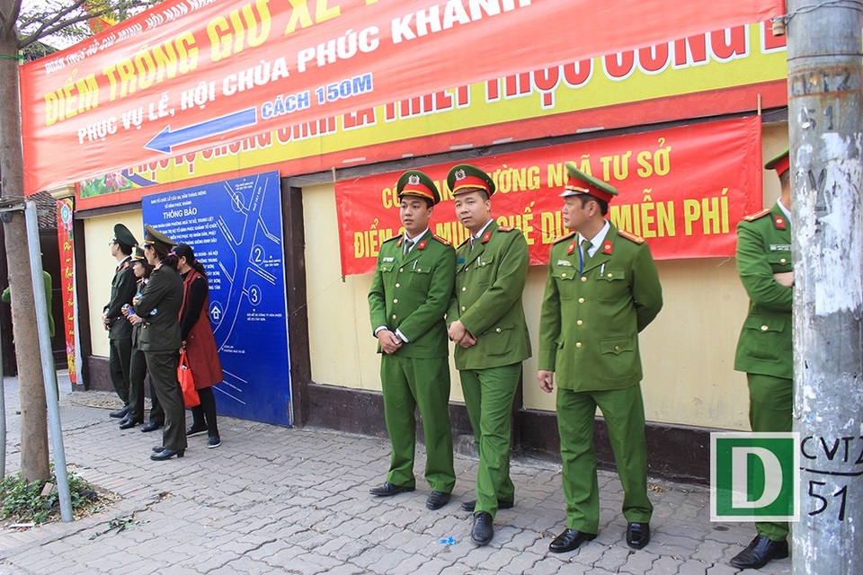 Ngay từ sớm lực lượng cảnh sát đã có mặt tại chùa Phúc Khánh để đảm bảo an ninh trật tự tại đây.