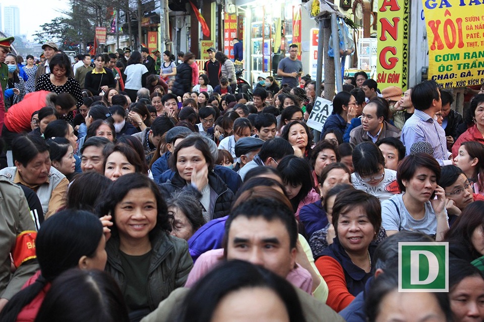 Ngay từ đầu giờ chiều hàng nghìn người đã không còn chỗ ngồi trong chùa mà phải dải chiếu, kê ghế ngồi phía ngoài dọc đường Tây Sơn, Ngã tư sở.