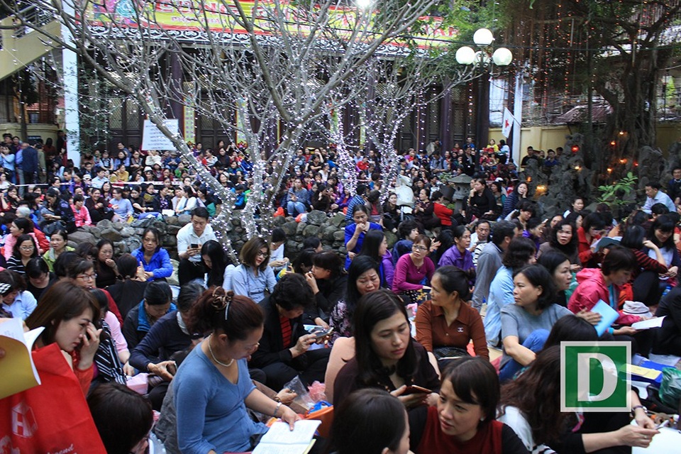 Theo ghi nhận, ngay tại khu vực nhà Tổ của đình Phúc Khánh, dãy bàn kê ra nhận đăng ký dâng sao giải hạn, cầu an cho khách lúc nào cũng tấp nập người qua lại.