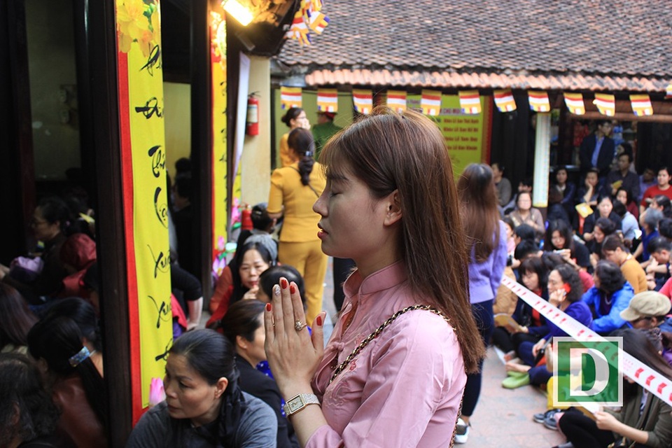 Nhiều người đến với chùa Phúc Khánh với ý nguyện thành tâm cầu an, giải hạn...