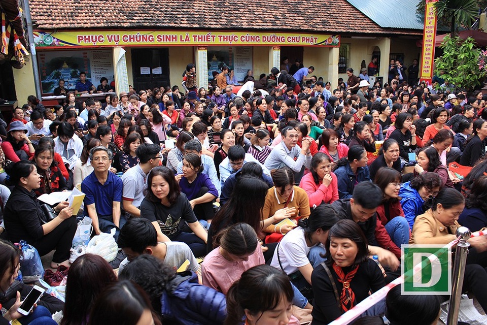 Ngay từ đầu giờ chiều đã có rất đông người dân vào trong chùa Phúc Khánh để làm lễ và xí chỗ riêng cho mình để tránh tình trạng không có chỗ trước giờ khai lễ.