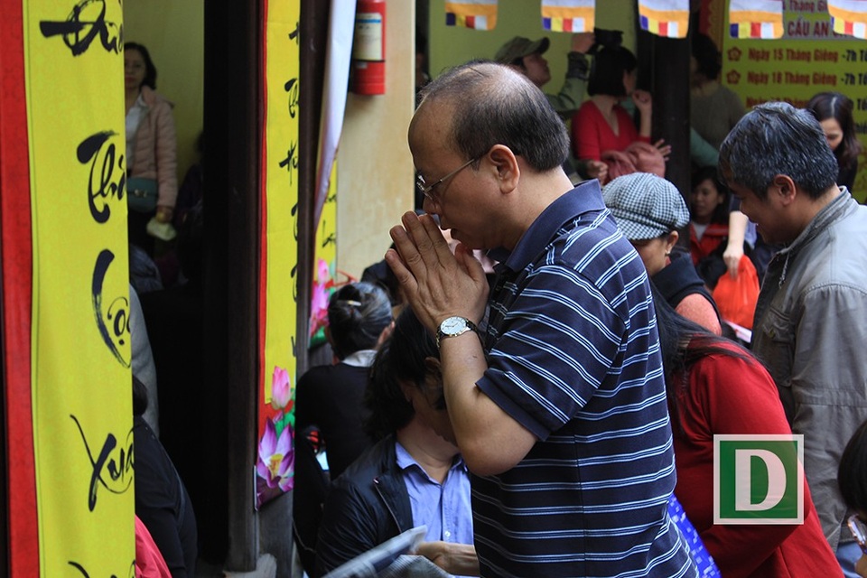 Biển người đổ về chùa Phúc Khánh, tràn kín đường để cầu an - 3