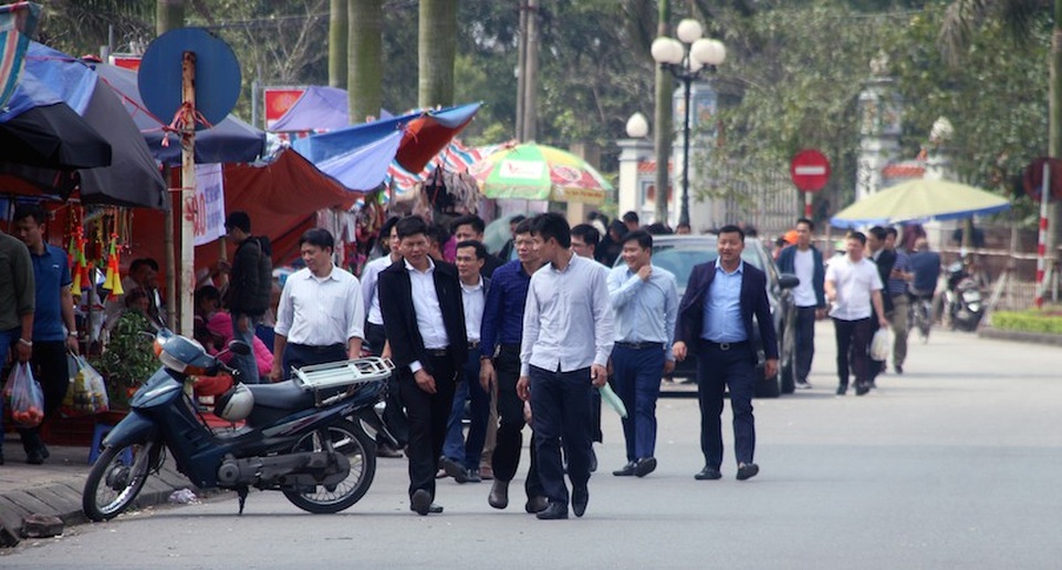 Tấp nập chen chân cầu lộc cầu tài trước giờ Khai ấn Đền Trần - 8 Dòng người tấp nập đổ về đền Trần mỗi lúc một đông