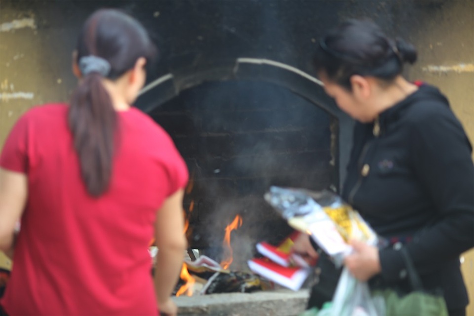 Hà Nội: Gần Rằm tháng Giêng, người dân tấp nập đốt vàng mã tại đền, chùa - 7 Chùa Trấn Quốc người dân tấp nập đốt vàng mã.